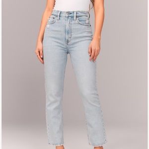 Abercrombie Curve Love high rise ankle straight jeans. Light wash. Size 8 short